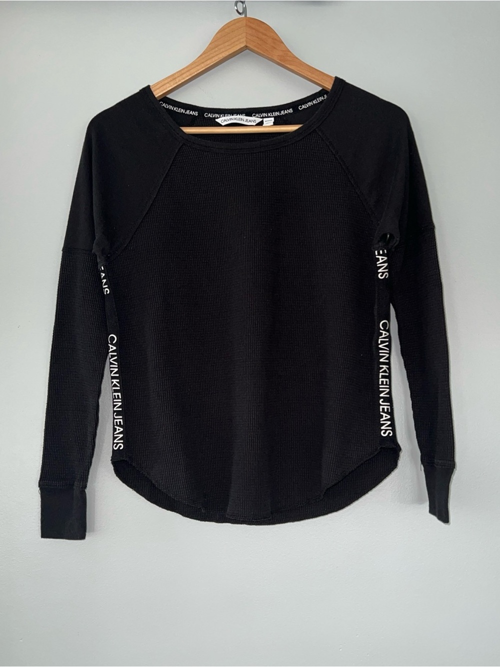 Calvin Klein Jeans Women’s Waffle Knit Raglan Sleeve Black Sweatshirt Side Logo